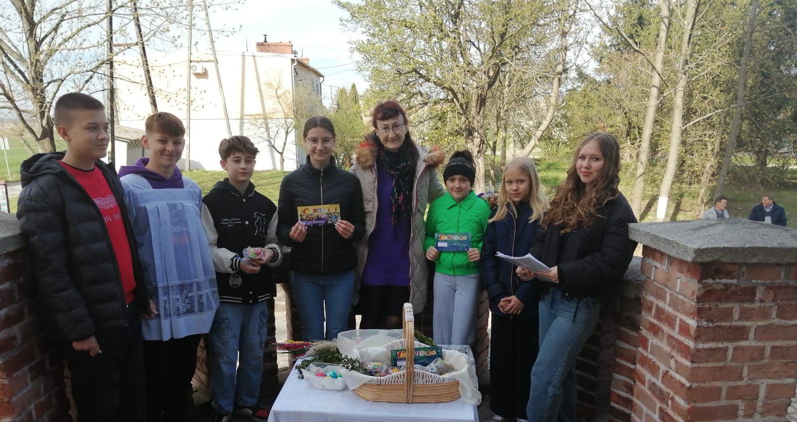  Dzieci i opiekunka przy s...