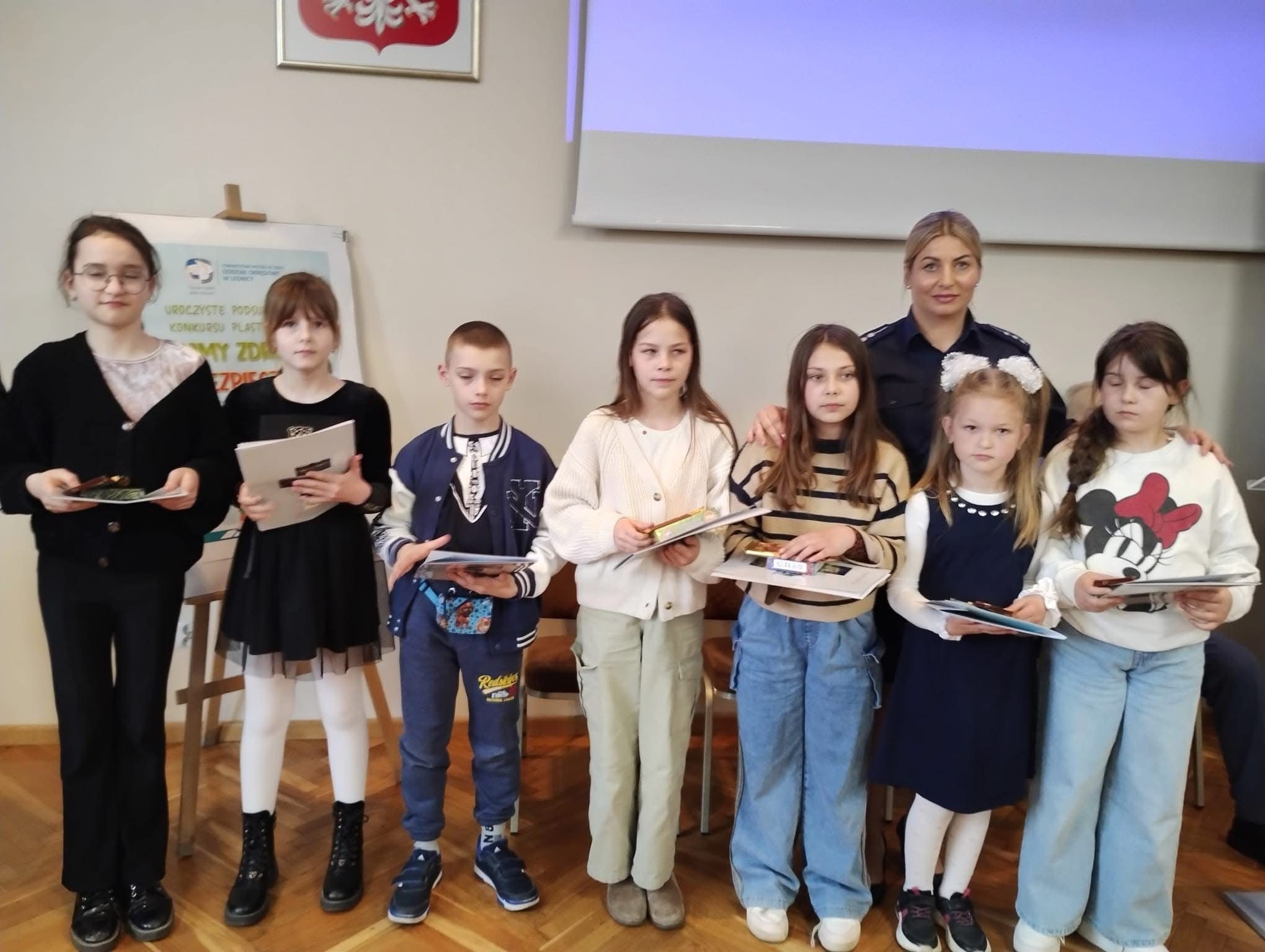  Dzieci i opiekunka z nagr...